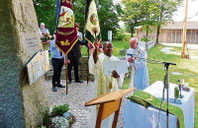 Pater Anish segnet die restaurierte Fahne und das neue Fahnenband.