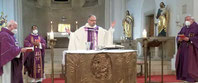 Regionaldekan Holger Kruschina feierte den Gottesdienst mit Ruhestandspfarrer Raimund Arnold, Pater Anish Jacob und Stadtpfarrer Wolfgang Häupl.