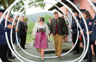 Anna und Christian Ruhland wurden von einem langen Ehrenspalier empfangen. Foto: Meinke
