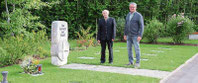 Kirchenpfleger Alois Eiber (rechts) und Ruhestandspfarrer Raimund Arnold sind mit dem Ergebnis sehr zufrieden.