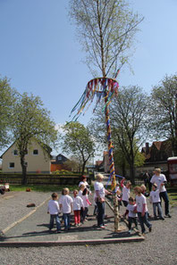 Tanz unterm Maibaum 2013
