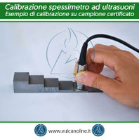 Esempio di calibrazione spessimetro ad ultrasuoni su master di calibrazione a sei gradini in acciaio