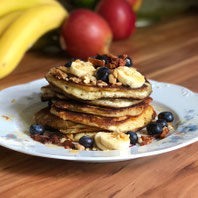 Superfluffige glutenfreie Pancakes mit Ahornsirup, Bananen, Blaubeeren & Walnüssen