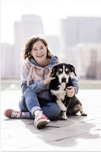 Susanne Brandt mit ihrer Hündin Cathi Rundum Glückshund