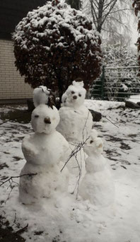 Foto mit drei Schneemännern vor der Kinderagesstätte St. Josef