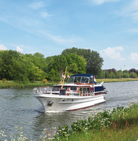 Vaartochten in het Natuurpark de Biesbosch op een klassiek stalen schip met een houten opbouw