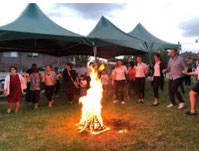 مجموعة من الأشخاص ترقص حول شعلة من النار
