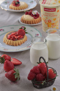 frische Erdbeeren und Milch