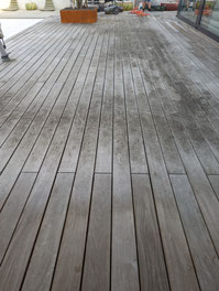 HolzTerrasse, Holzterrasse, Terrasse, Terasse, Teak, Nassreinigung, AM Boden GmbH, Unterhalt, Bürstreinigung, Reinigung, Bodenreinigung, Bodenbelagsreinigung, Bodenreinigung, Bodenreiniger, 