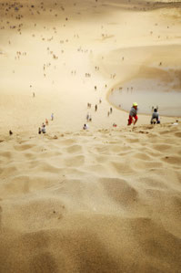 広大な砂丘に立つ