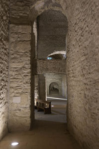 Bild: im Innern der Kirche der Abbaye Saint-Michel-de-Cuxa 