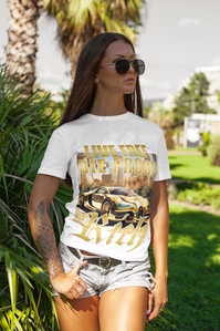Live free die proud Frauen T-Shirt "RICH LAMBO" Farbe weiss. Goldener Lambo Sportwagen mit Los Angeles Skyline und Palmen und Spruch von Prinz Alexander von Anhalt.