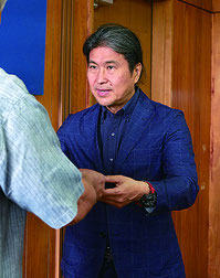 委嘱状を受け取る知名孝准教授=20日午前、石垣市教育委員会会議室