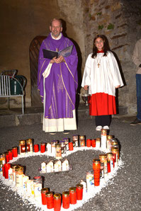 Moderator Oliver Becker und die Ministrantin Anna Nowak beim ,,Lichterherz“ am Friedhof in Weiten.