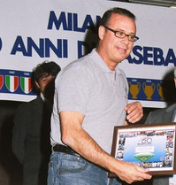Nella foto Paolo Cherubini riceve un premio alla carriera da parte del Milano United
