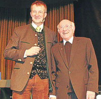 Pfarrer Raimund Arnold (r.) freut sich mit Bürgermeister Markus Ackermann über die Auszeichnung.