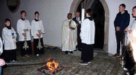 Vor dem Gotteshaus segnete Pater Anish das Feuer, an dem die Osterkerze entzündet wurde.