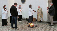 Pfarrer Raimund Arnold entzündete zu Beginn der Feier am Osterfeuer die Osterkerze.