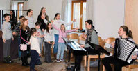 Der Kinder- und Jugendchor Ast sang weihnachtliche Weisen.