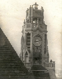 Le beffroi de l'hôtel de ville devenu phare