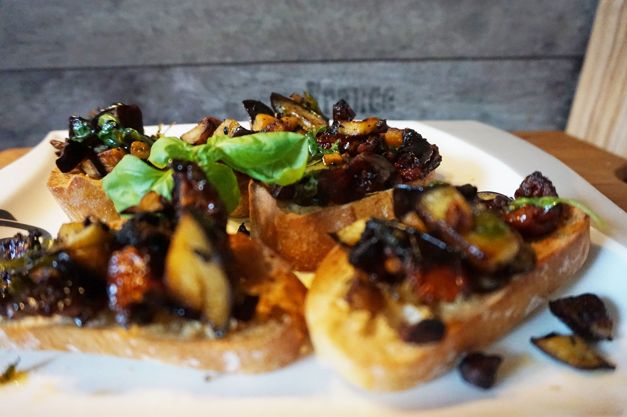 Vorspeise Bruschetta a la Jamie Oliver mit Aubergine - tuerkische ...