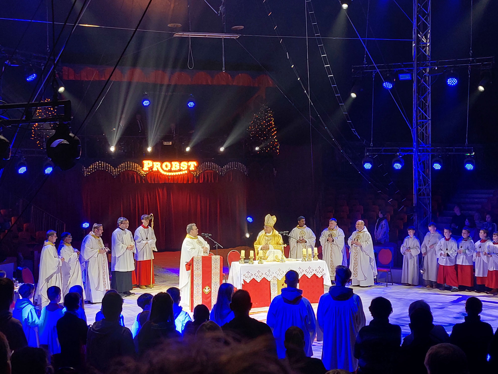 Ministranten beim Gelsenkirchener Weihnachtscircus