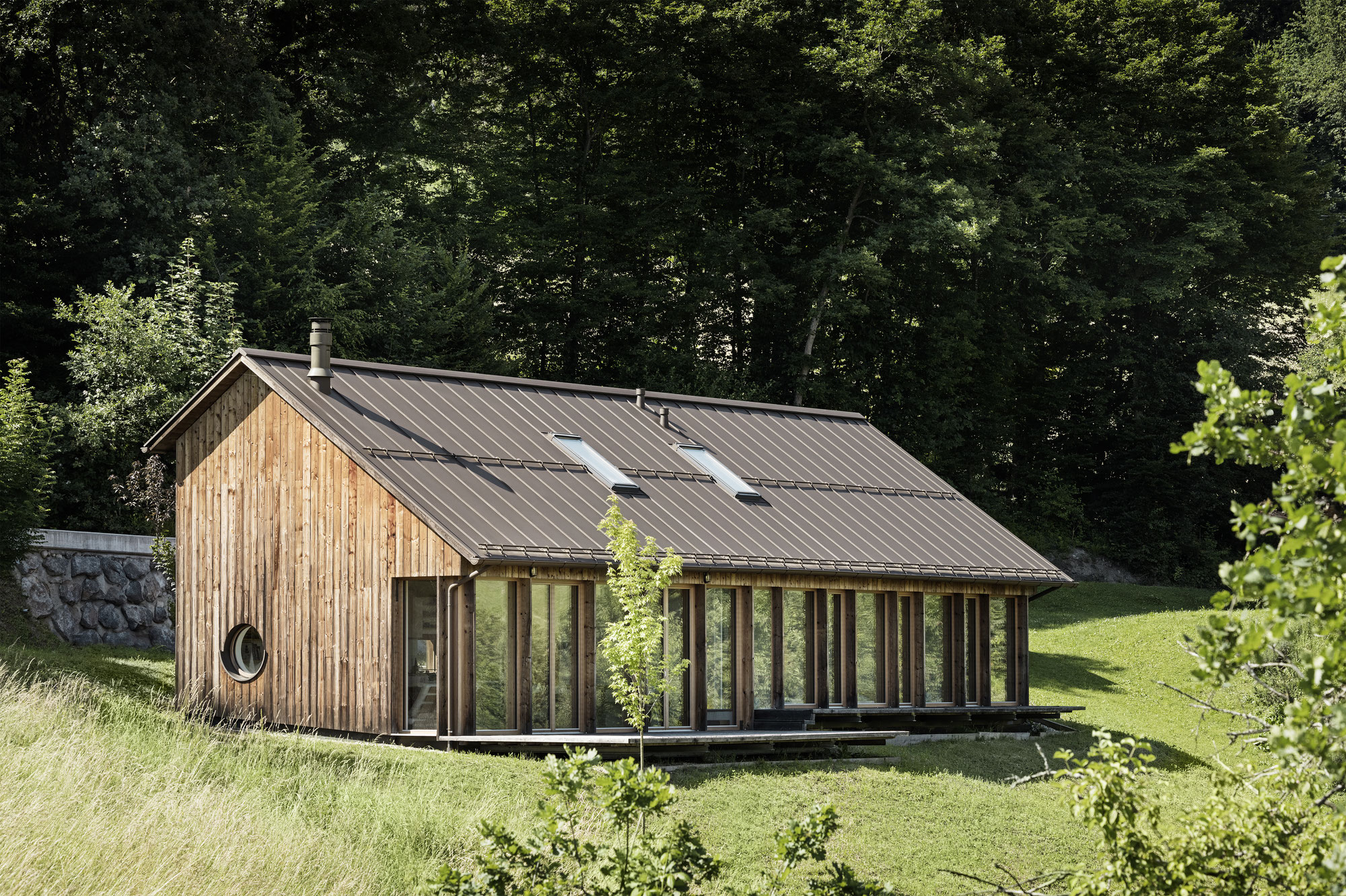 Aluminiumdach & Holzfassade