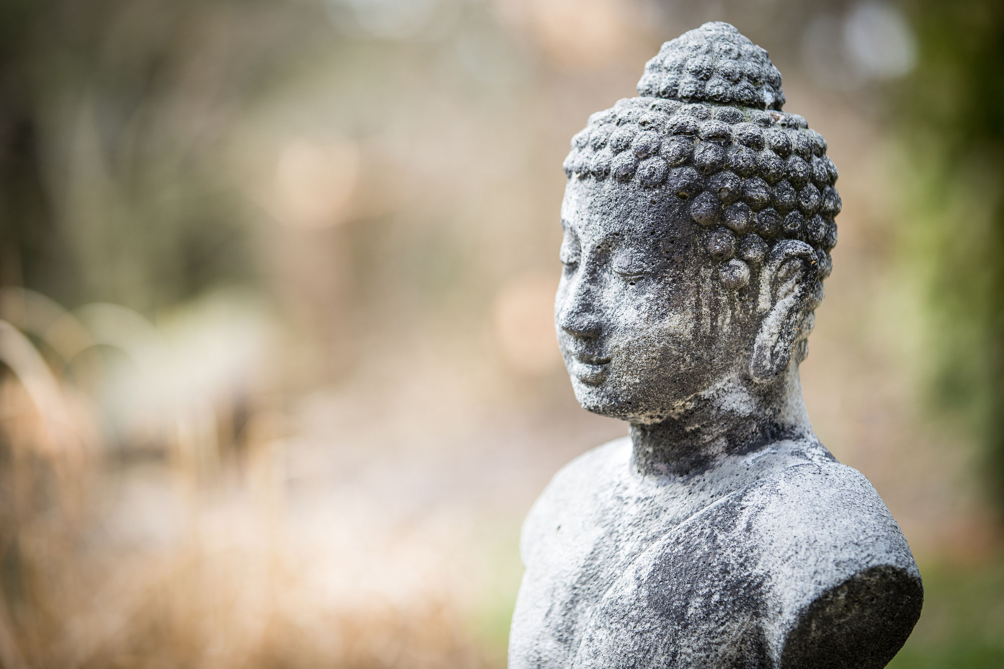 Wie sich Stress im Körper zeigt – und wie Yoga & Face Yoga gezielt helfen können