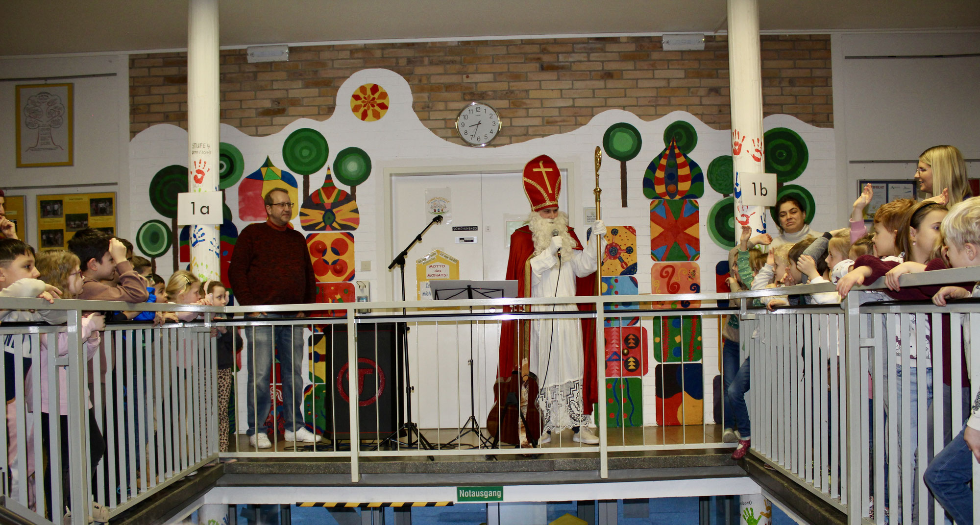 Nikolausbesuch beim Adventssingen an der Sonnenschule