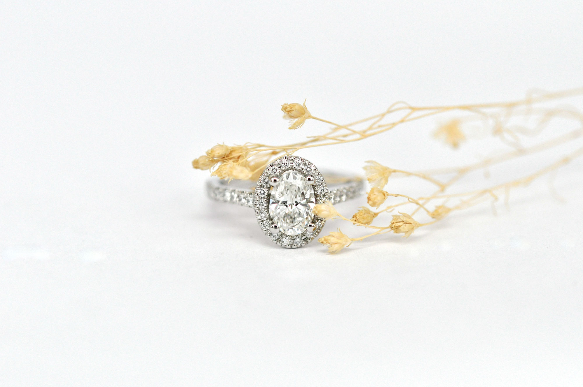 Ein Verlobungsring mit ovalem Diamanten – stilvoll, elegant und ein bisschen anders