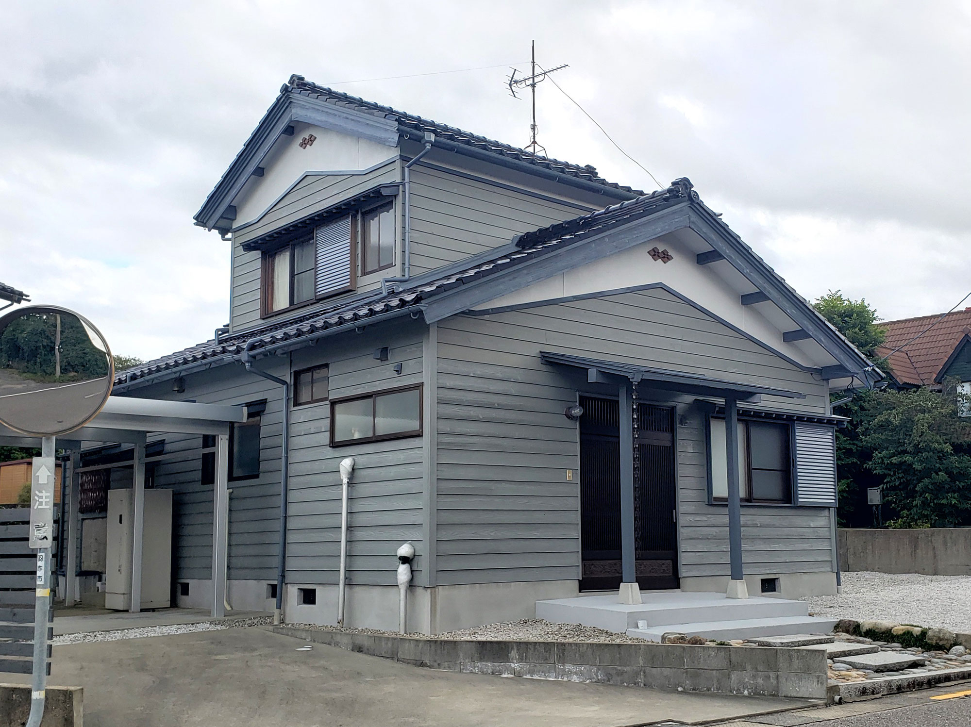 ブルーグレーの下見板の家