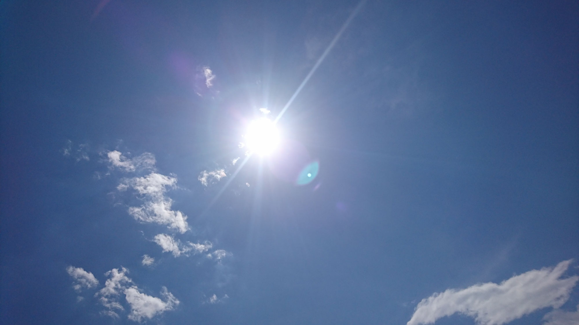 太陽の光は気持ちいいですね｜スカイライトチューブで玄関に自然光を【1926年創業・永盛板金】