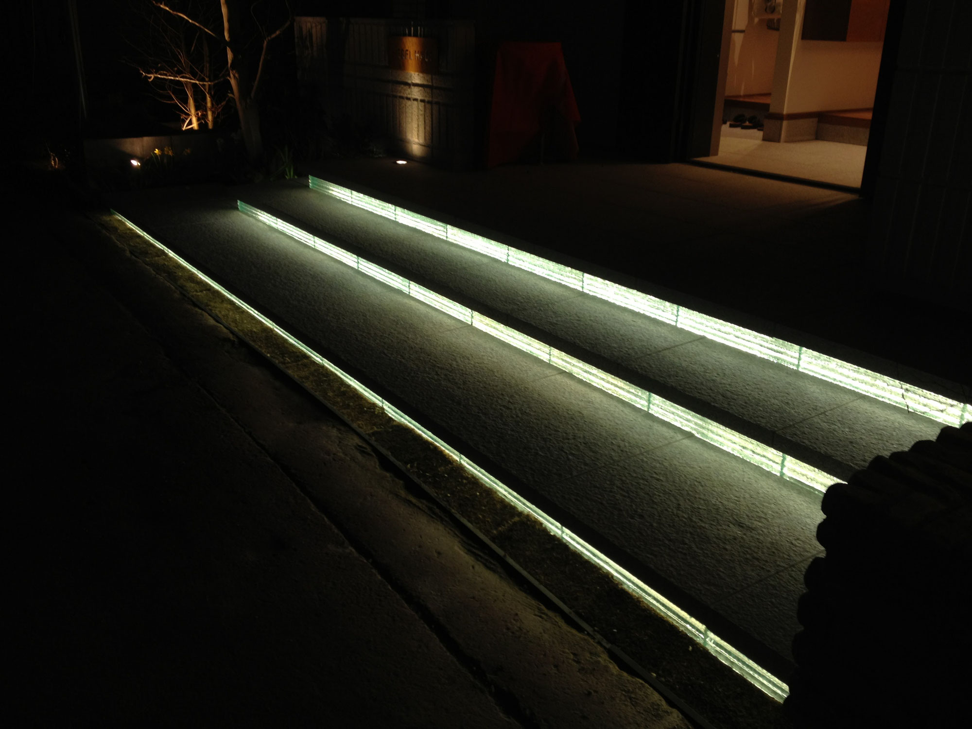 【名古屋市 外構 ガラス ライティング】階段をライトとガラスでおしゃれに演出！　2022-6-13
