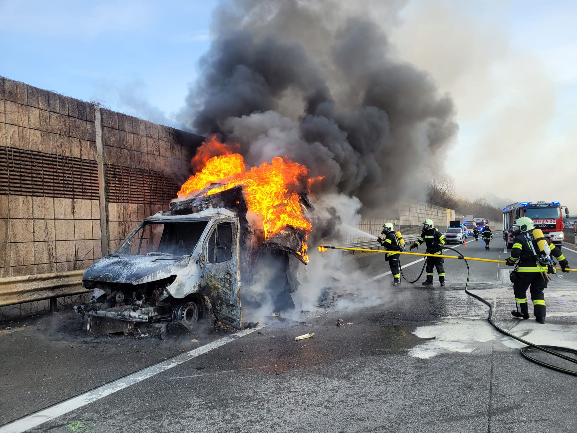 Totalsperre A1 Westautobahn – Kleintransporter steht in Vollbrand