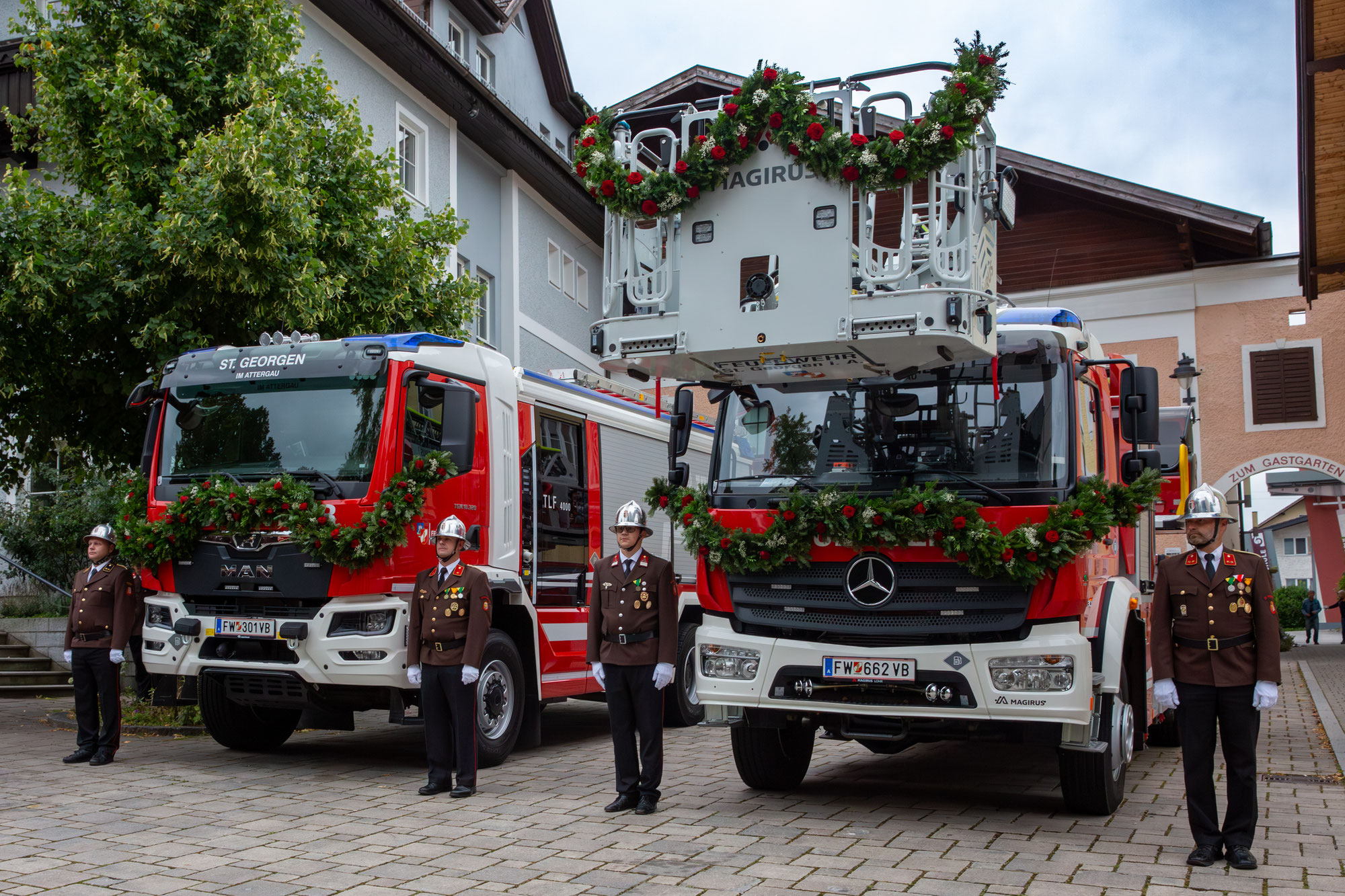 Doppelte Fahrzeugsegnung bei der Freiwilligen Feuerwehr St. Georgen im Attergau