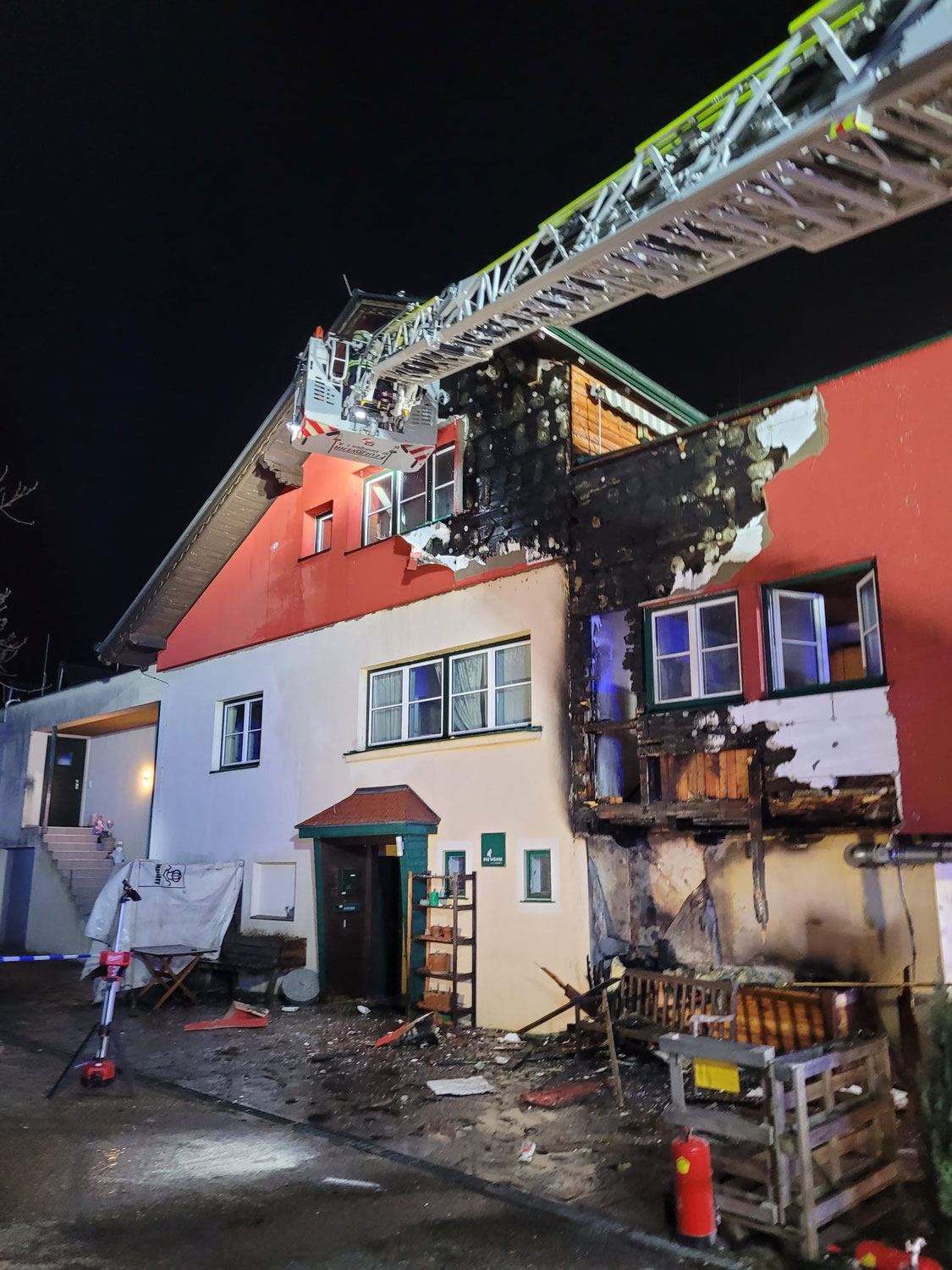 Fassadenbrand in Aufham – Schnelles Eingreifen verhindert Großbrand in ATTERSEE AM ATTERSEE
