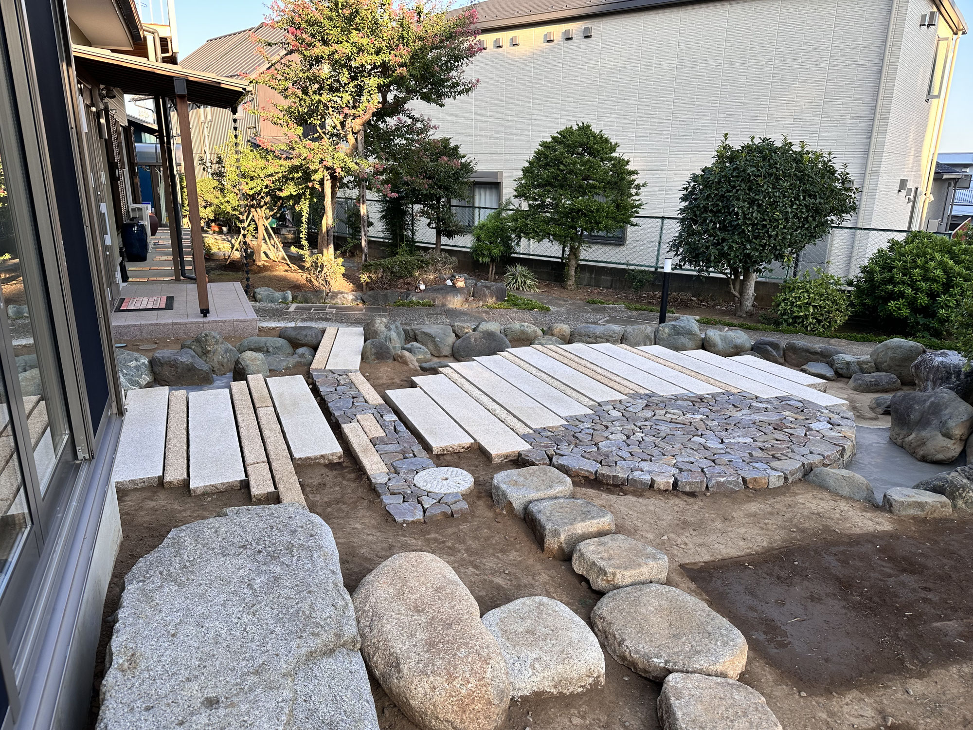 川崎市高津区の個人邸で庭作りを行いました。