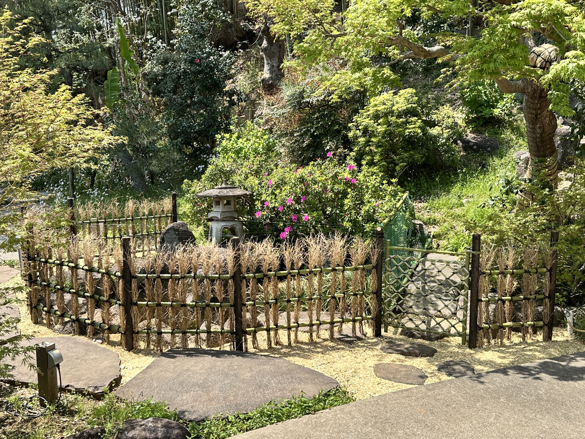 川崎市宮前区の個人邸で竹垣をつくりました。