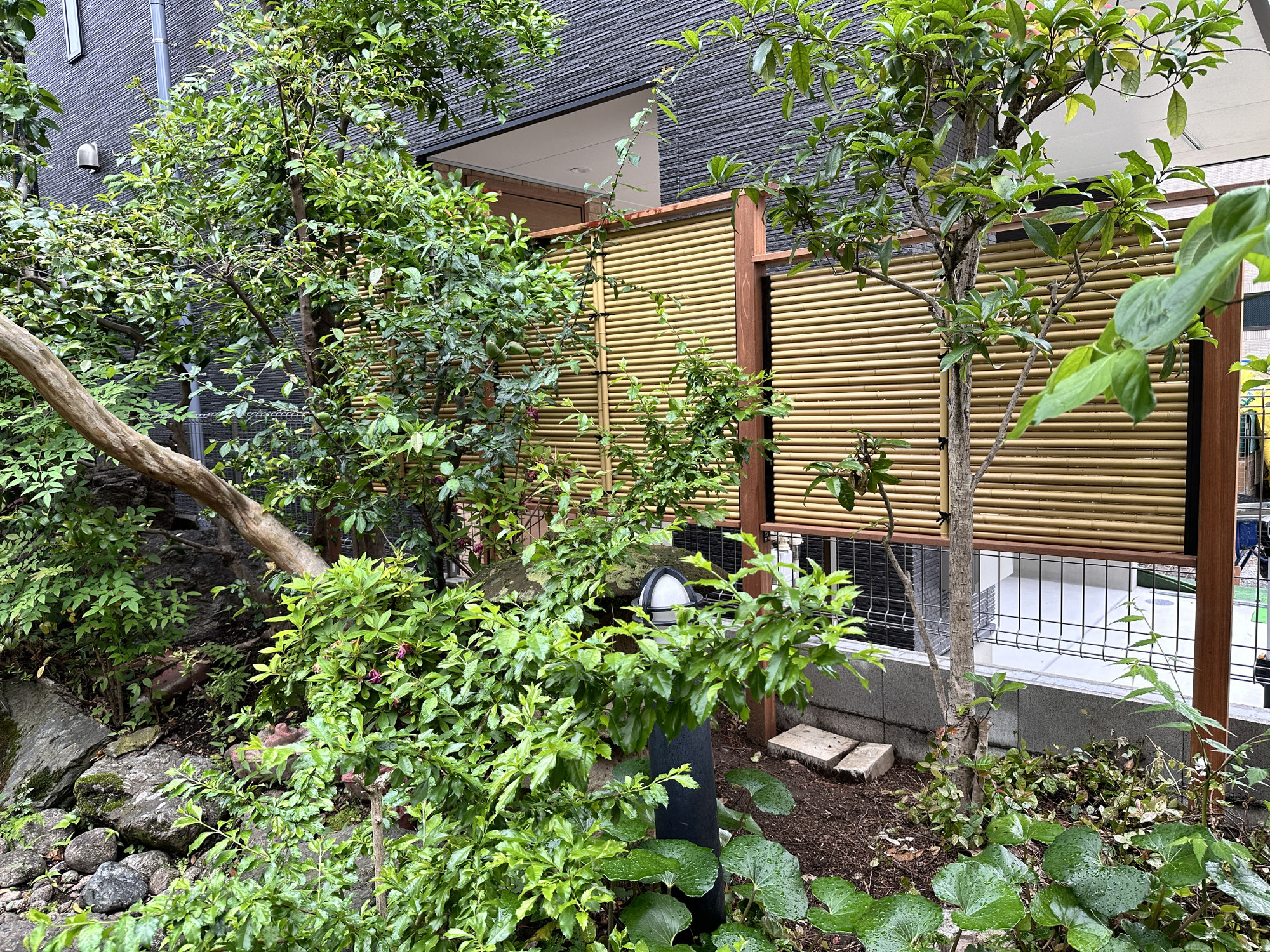 川崎市中原区、竹垣改修工事 ～プラ竹を再利用した御簾垣づくり～