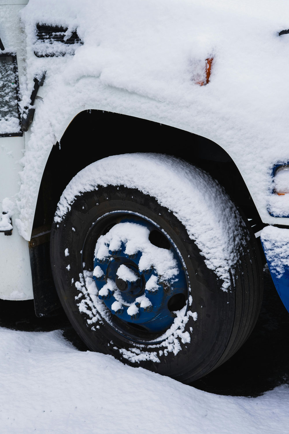 Vrachtwagen wassen in de winter: waarom het niet kan wachten