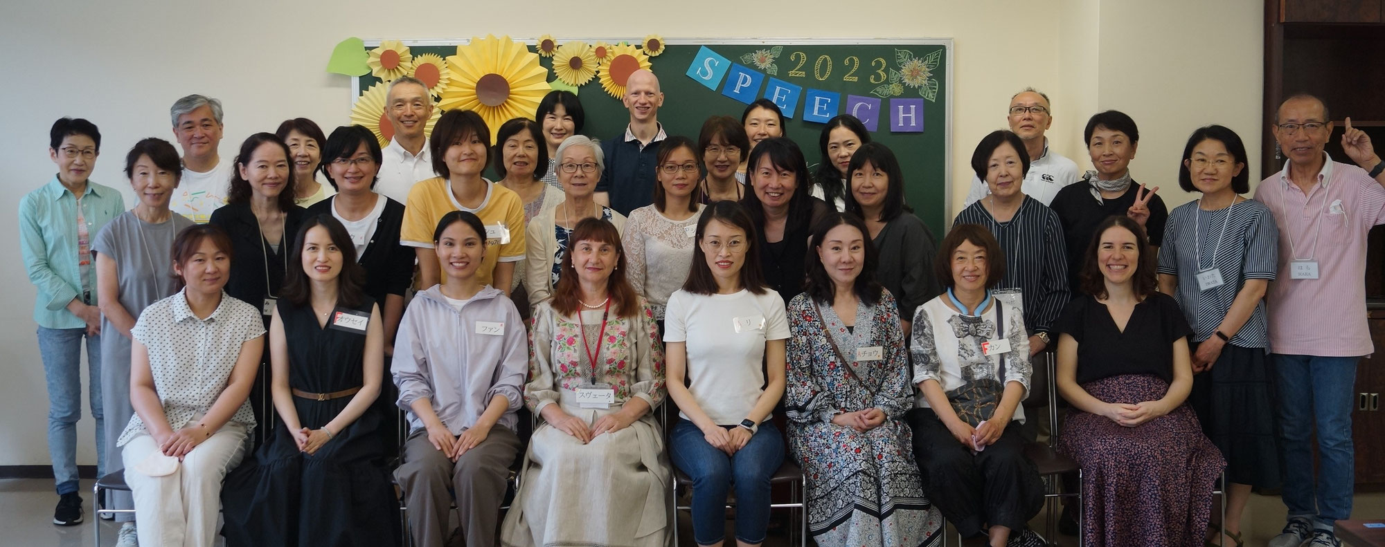 日本語教室（にほんごきょうしつ）（昼）（ひる）で、スピーチ大会（たいかい）を開催（かいさい）