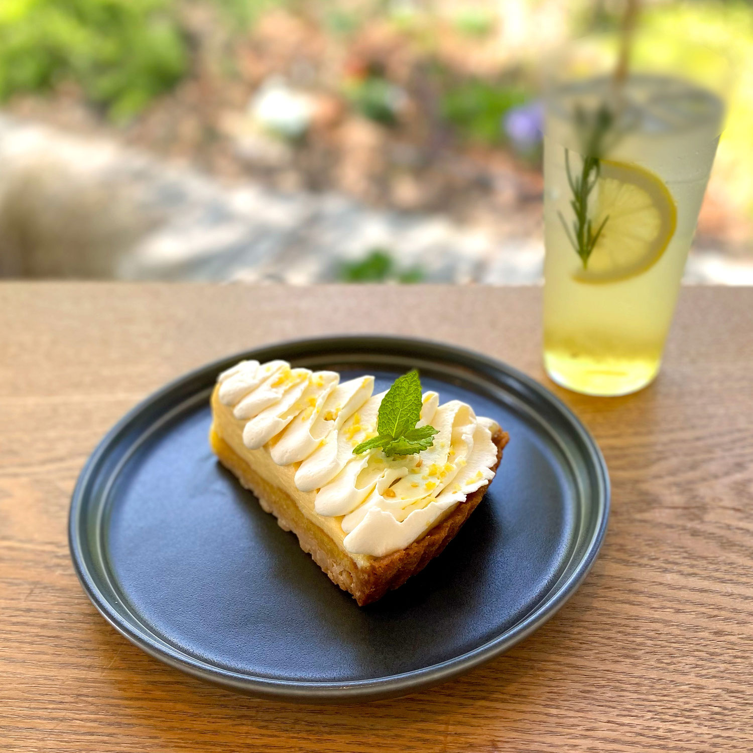 爽やかなレモンタルトで楽しむ、初夏のカフェタイム