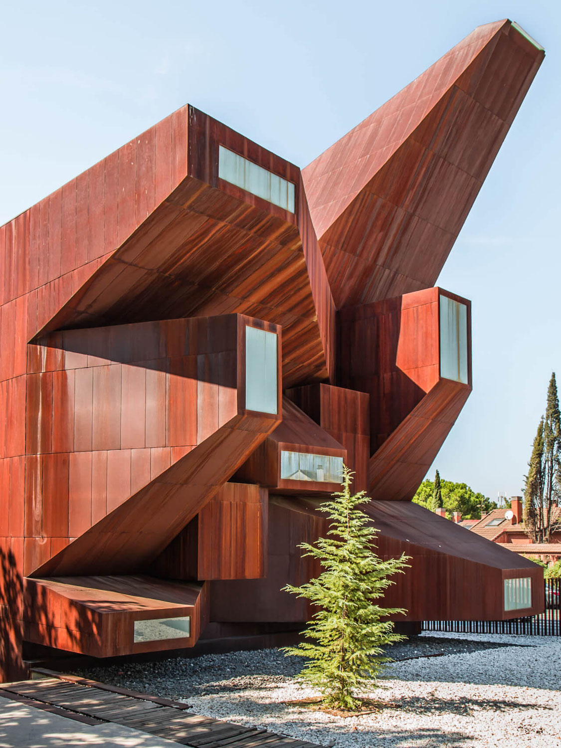 Arquitectura Explosiva:Parroquía de Santa Mónica