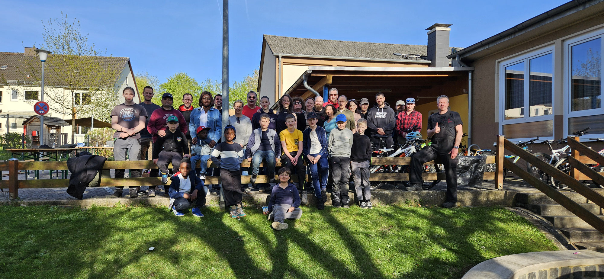 Gartenarbeit und Grillen der Kampfsportler