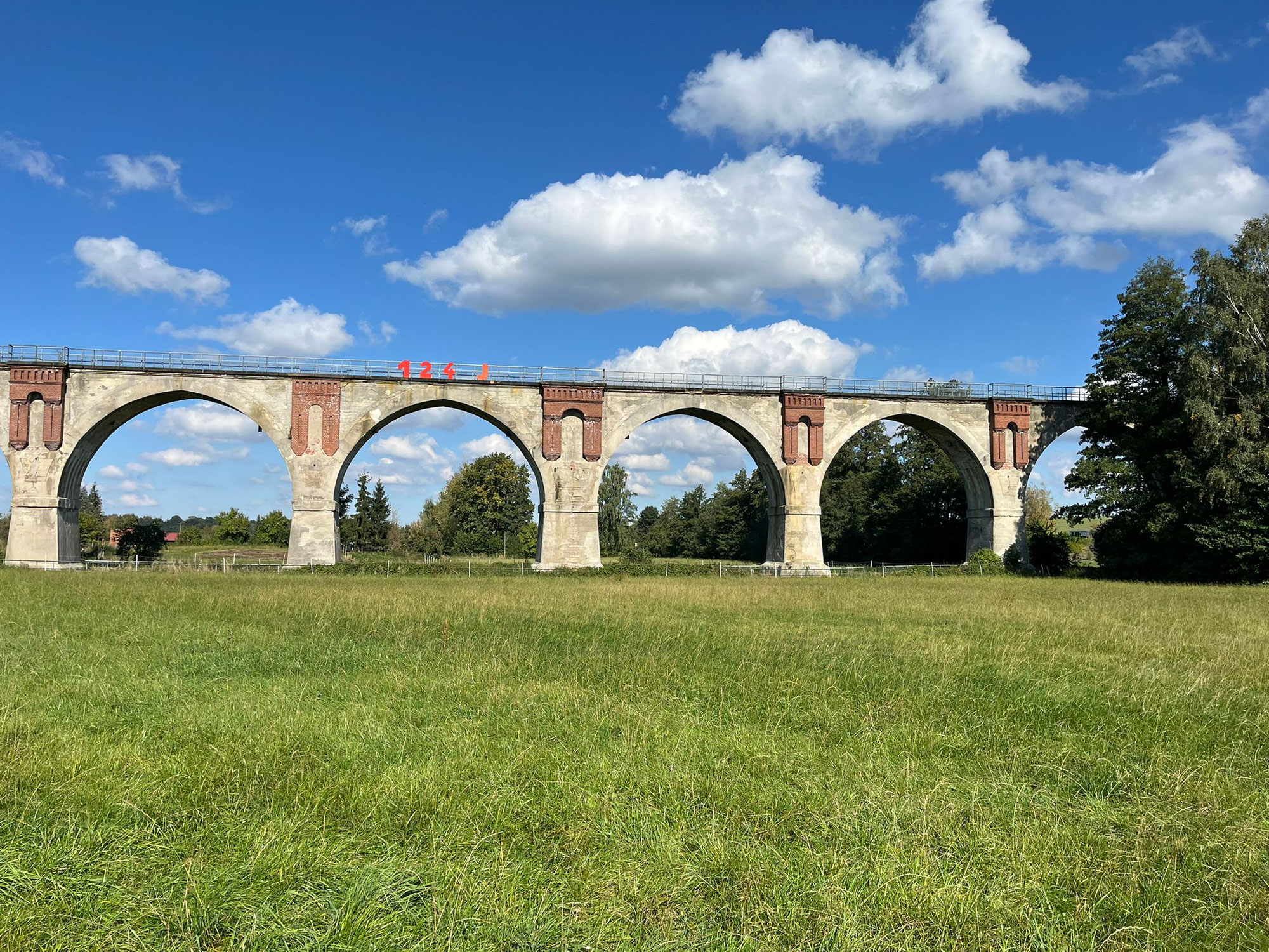Einladung zum Hörspaziergang „Wege zueinander. Erzählungen rund um den Viaduktweg“