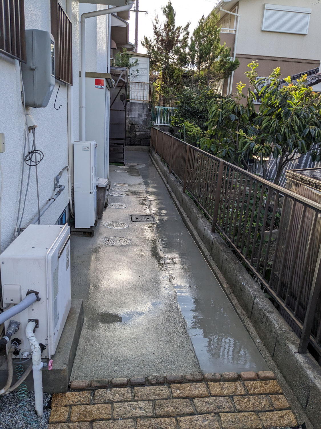 雑草対策の実際④　　砂利とコンクリートや真砂土舗装