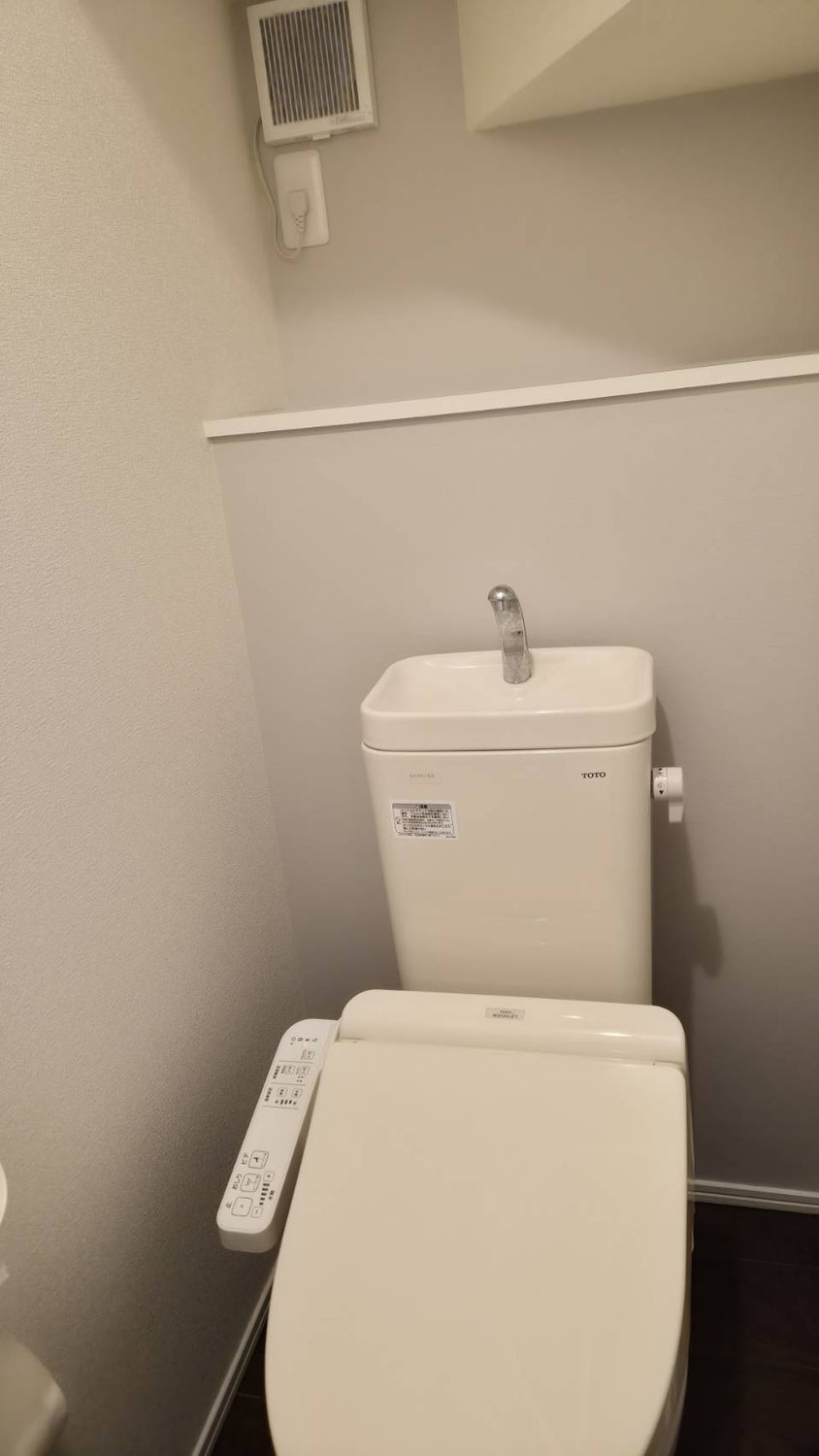 燕市｜トイレ背面クロス張替工事｜サンゲツ FE76103 アクセントクロス施工事例｜藤沢総業