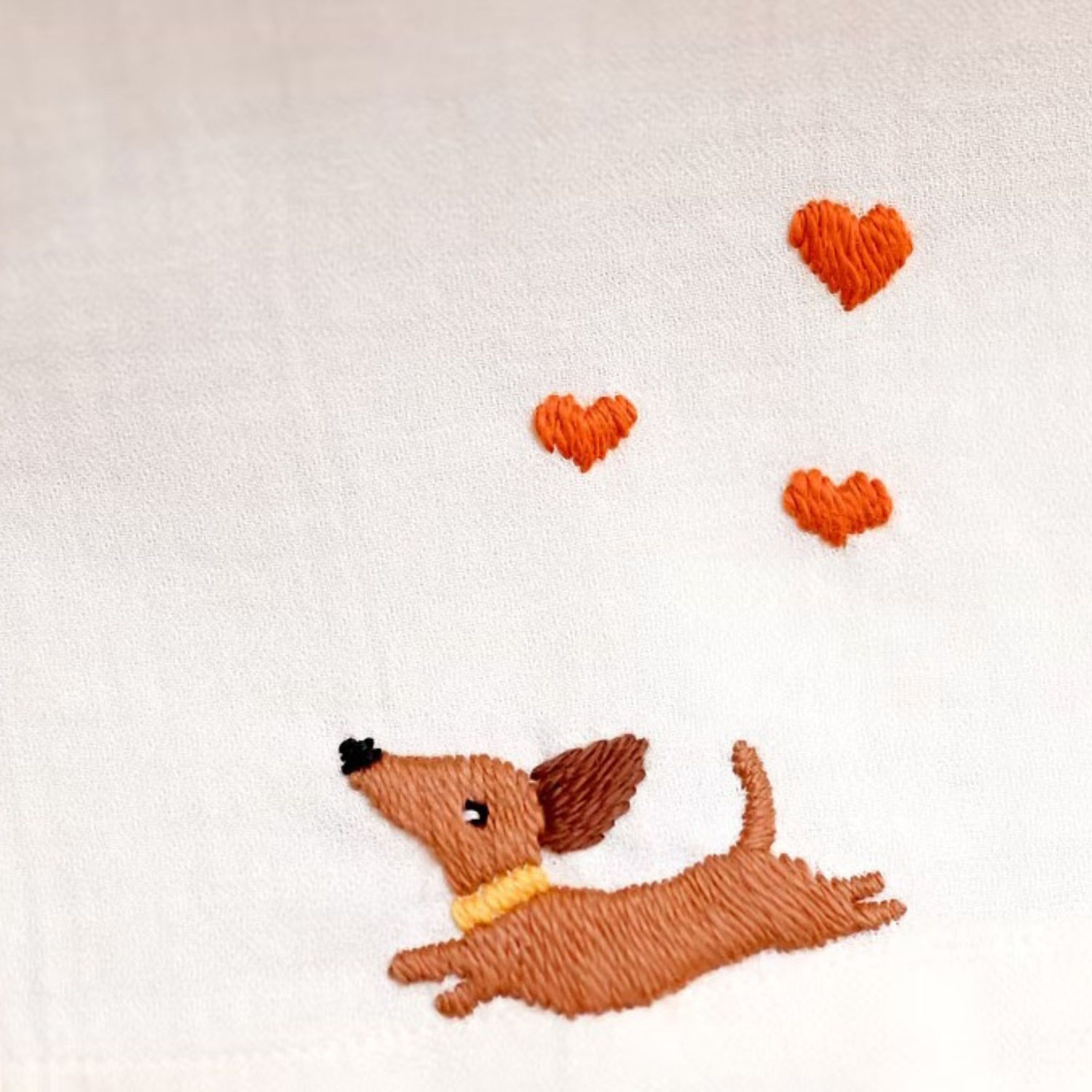 Broderie "teckel" sur une chemise tachée