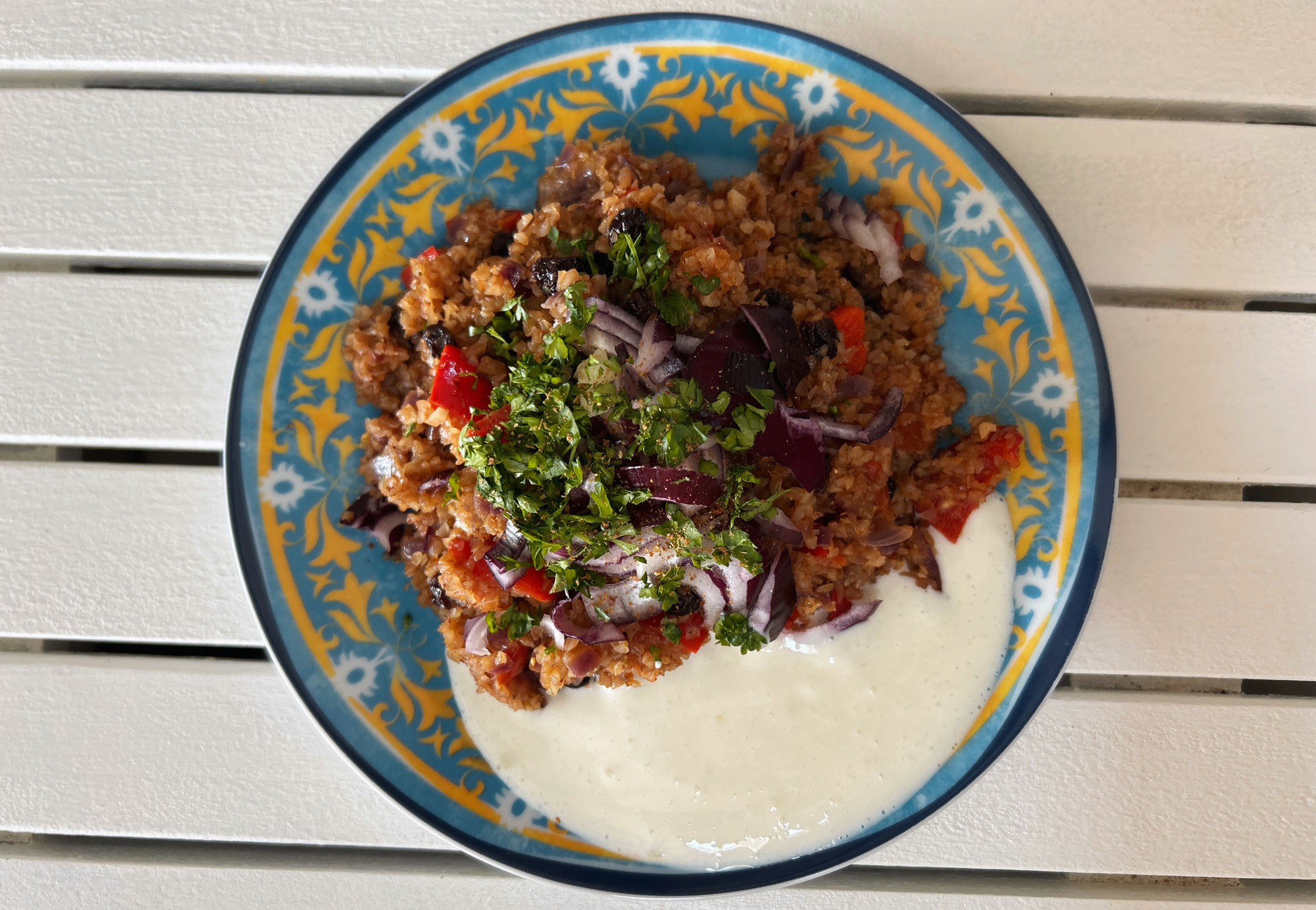 Buchweizen-Bulgur mit Joghurtsauce – würzig, frisch und einfach herrlich
