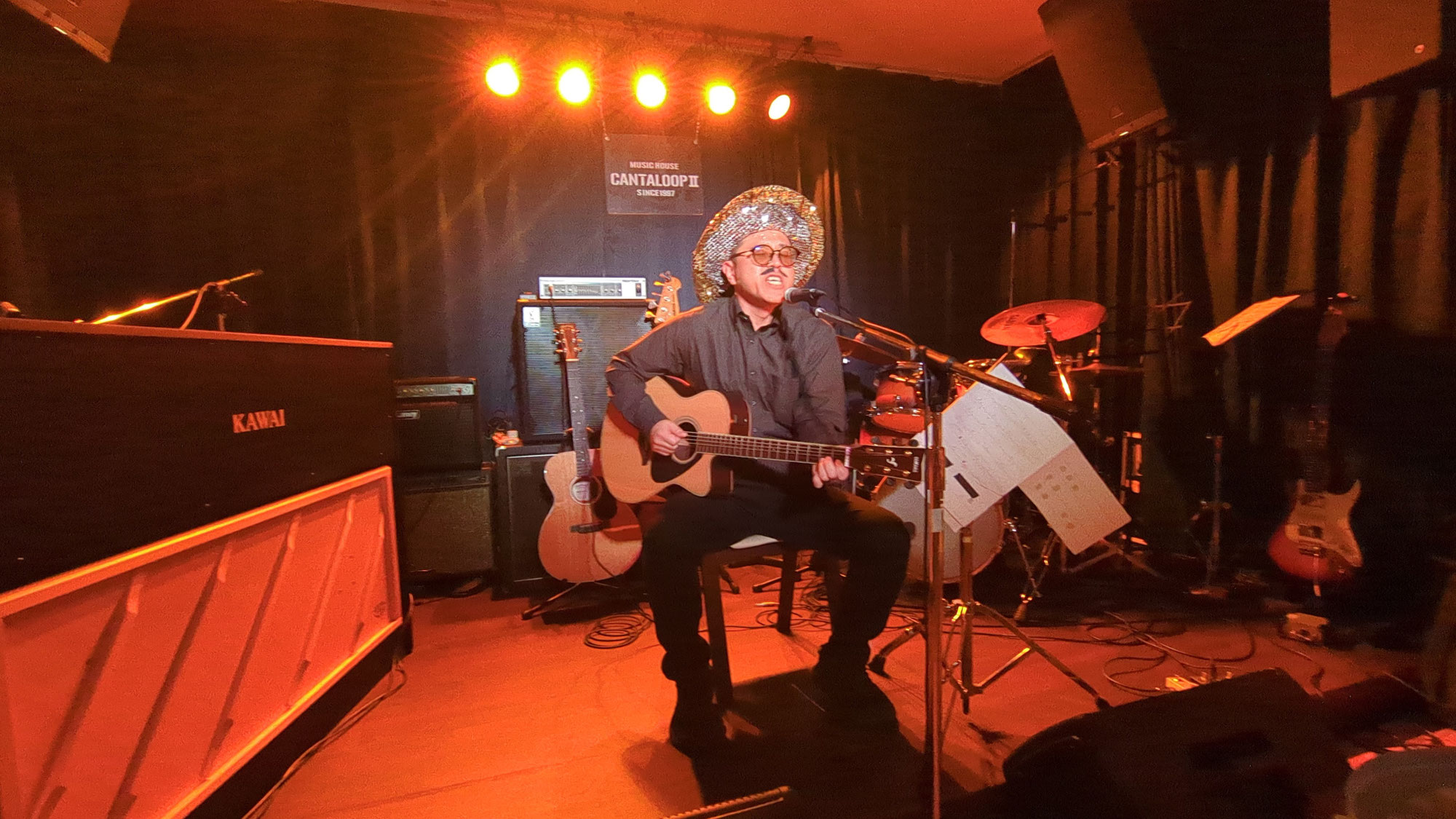 【しいたけひろし】ライブハウスで弾き語り!!